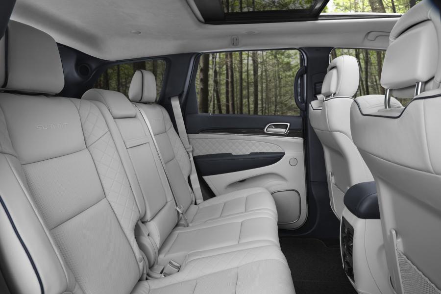 Интерьер Jeep Grand Cherokee Summit (WK2) 2016 года  (фото 18 из 18)